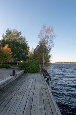 6 Ekim 2023. Norra Hamn, Lulea, İsveç 'te. Norra Hamn 'da Norrbottens Tiyatrosu' nun yanında çekilmiş. Güneşli bir sonbahar günü.