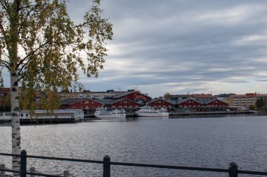 Lulea, Norrbotten, İsveç - 6 Ekim 2023 Lulea Şehir Merkezi, bulutlu bir sonbahar gününde çekilmiştir..