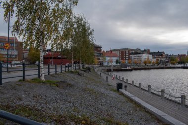 Lulea, Norrbotten, İsveç - 6 Ekim 2023 Lulea Şehir Merkezi, bulutlu bir sonbahar gününde çekilmiştir..