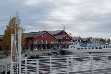 Lulea, Norrbotten, İsveç - 6 Ekim 2023 Lulea Şehir Merkezi, bulutlu bir sonbahar gününde çekilmiştir..