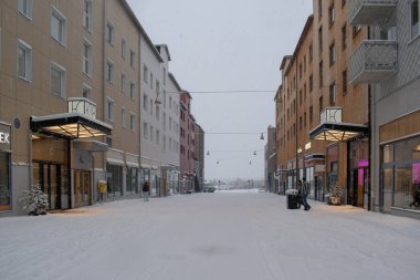Yeni şehir merkezinin karlı kış fotoğrafı. 11 Ekim 2023: Kiruna Belediyesi, Laponya, Norrbotten County, İsveç. Saat 17: 00 gibi çekilmiş..