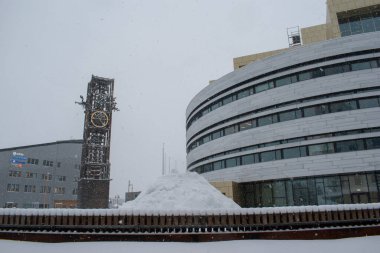 Yeni şehir merkezinin karlı kış fotoğrafı. 11 Ekim 2023: Kiruna Belediyesi, Laponya, Norrbotten County, İsveç. Saat 17: 00 gibi çekilmiş..