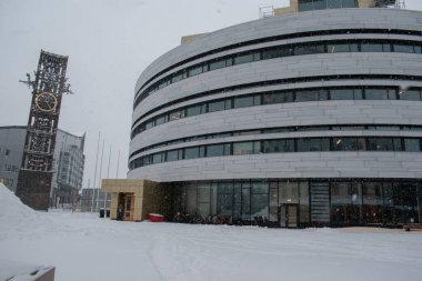 Yeni şehir merkezinin karlı kış fotoğrafı. 11 Ekim 2023: Kiruna Belediyesi, Laponya, Norrbotten County, İsveç. Saat 17: 00 gibi çekilmiş..