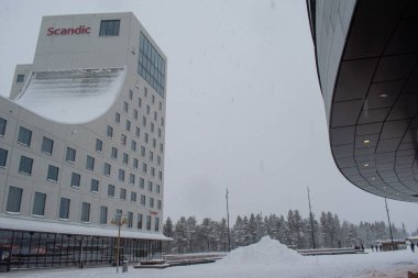 Yeni şehir merkezinin karlı kış fotoğrafı. 11 Ekim 2023: Kiruna Belediyesi, Laponya, Norrbotten County, İsveç. Saat 17: 00 gibi çekilmiş..