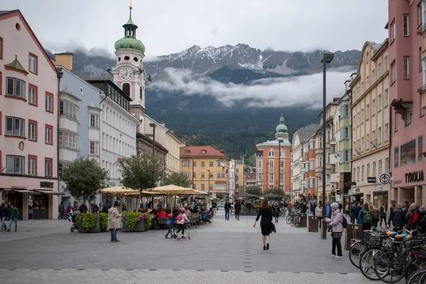 Innsbruck, Tyrol, Avusturya 'daki Alp manzarası 18 Ekim 2022 Ağaç ve Dağları.