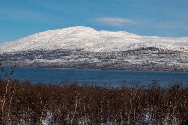 Laponya 'da kış manzarası, Abisko Ulusal Parkı, Abisko, İsveç. İskandinav dağ zinciri.