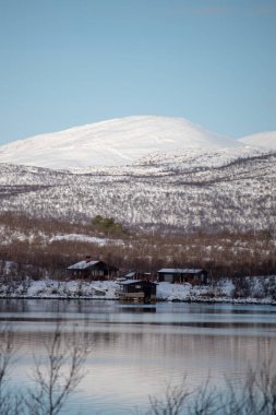 Laponya 'da kış manzarası, Abisko Ulusal Parkı, Abisko, İsveç. İskandinav dağ zinciri.