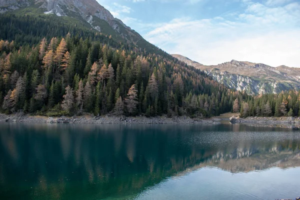 Tyrol 'daki Green Obernberg Gölü. Obernberger 'in güzel manzarası. Avusturya' da sonbaharda görüşürüz, Tyrol..