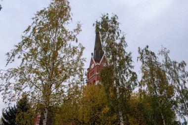 Lulea, Norrbotten, İsveç: Güneşli bir sonbahar gününde şehir katedrali. 6 Ekim 2023.