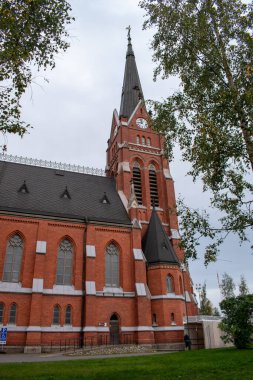 Lulea, Norrbotten, İsveç: Güneşli bir sonbahar gününde şehir katedrali. 6 Ekim 2023.