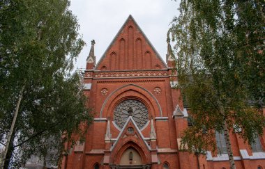 Lulea, Norrbotten, İsveç: Güneşli bir sonbahar gününde şehir katedrali. 6 Ekim 2023.