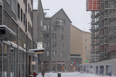 Yeni şehir merkezinin karlı kış fotoğrafı. 11 Ekim 2023: Kiruna Belediyesi, Laponya, Norrbotten County, İsveç. Saat 17: 00 gibi çekilmiş..