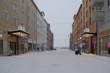 Yeni şehir merkezinin karlı kış fotoğrafı. 11 Ekim 2023: Kiruna Belediyesi, Laponya, Norrbotten County, İsveç. Saat 17: 00 gibi çekilmiş..