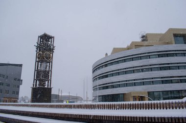 Yeni şehir merkezinin karlı kış fotoğrafı. 11 Ekim 2023: Kiruna Belediyesi, Laponya, Norrbotten County, İsveç. Saat 17: 00 gibi çekilmiş..