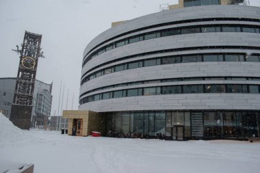 Yeni şehir merkezinin karlı kış fotoğrafı. 11 Ekim 2023: Kiruna Belediyesi, Laponya, Norrbotten County, İsveç. Saat 17: 00 gibi çekilmiş..