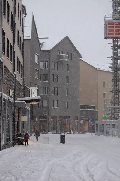 Yeni şehir merkezinin karlı kış fotoğrafı. 11 Ekim 2023: Kiruna Belediyesi, Laponya, Norrbotten County, İsveç. Saat 17: 00 gibi çekilmiş..