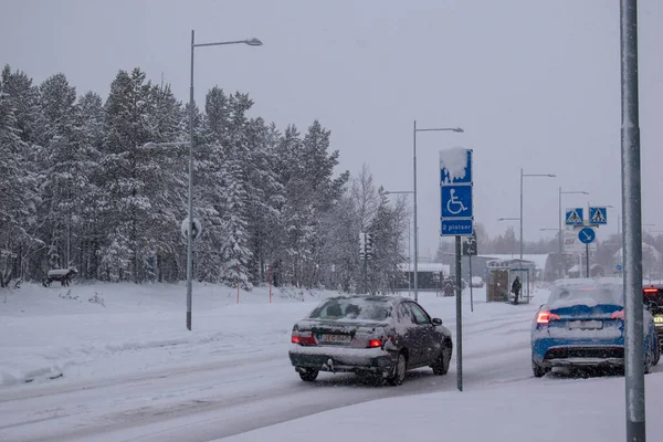 Yeni şehir merkezinin karlı kış fotoğrafı. 11 Ekim 2023: Kiruna Belediyesi, Laponya, Norrbotten County, İsveç. Saat 17: 00 gibi çekilmiş..