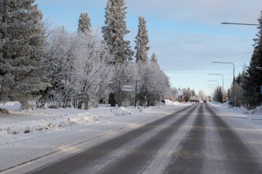 İsveç 'in Jukkasjarvi kentinin kış manzarası. İsveç 'in kuzeyinde Kiruna belediyesinde yer almaktadır. Laponya Eyaleti.