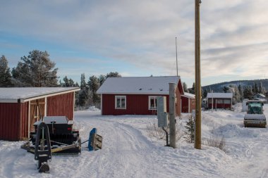 İsveç 'in Jukkasjarvi kentinin kış manzarası. İsveç 'in kuzeyinde Kiruna belediyesinde yer almaktadır. Laponya Eyaleti.