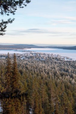 İsveç 'in Jukkasjarvi kentinin kış manzarası. İsveç 'in kuzeyinde Kiruna belediyesinde yer almaktadır. Laponya Eyaleti.