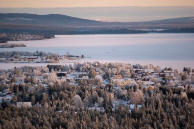 İsveç 'in Jukkasjarvi kentinin kış manzarası. İsveç 'in kuzeyinde Kiruna belediyesinde yer almaktadır. Laponya Eyaleti.