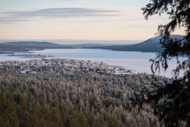 İsveç 'in Jukkasjarvi kentinin kış manzarası. İsveç 'in kuzeyinde Kiruna belediyesinde yer almaktadır. Laponya Eyaleti.