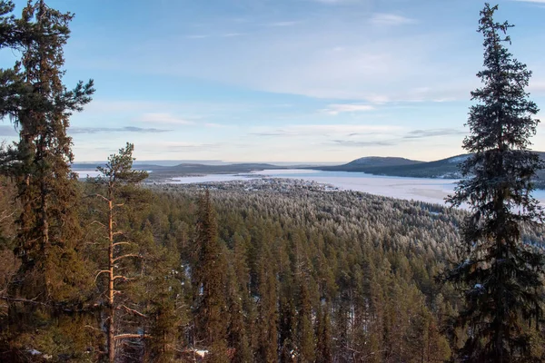 İsveç 'in Jukkasjarvi kentinin kış manzarası. İsveç 'in kuzeyinde Kiruna belediyesinde yer almaktadır. Laponya Eyaleti.