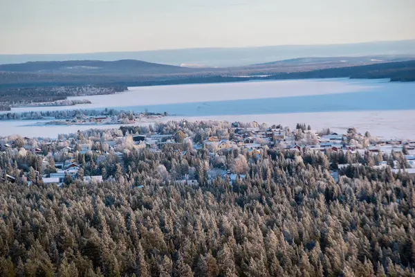 İsveç 'in Jukkasjarvi kentinin kış manzarası. İsveç 'in kuzeyinde Kiruna belediyesinde yer almaktadır. Laponya Eyaleti.