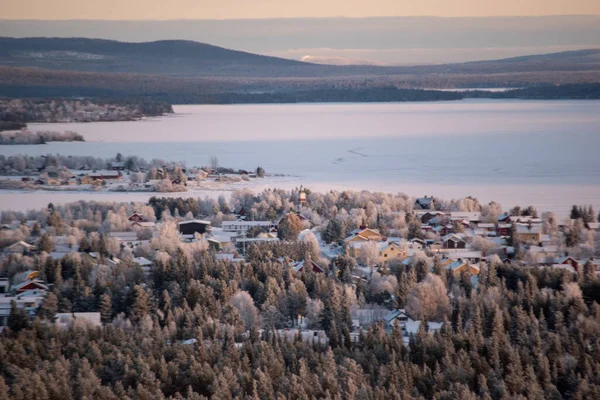 İsveç 'in Jukkasjarvi kentinin kış manzarası. İsveç 'in kuzeyinde Kiruna belediyesinde yer almaktadır. Laponya Eyaleti.
