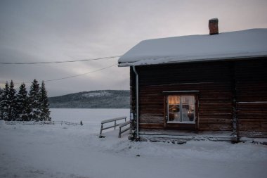 JUKASJARVI, SWEDEN - 26 Kasım 2023: İsveç 'in Jukkasjarvi kentindeki Kiruna yakınlarındaki eski köyde Noel pazarı.