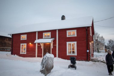 JUKASJARVI, SWEDEN - 26 Kasım 2023: İsveç 'in Jukkasjarvi kentindeki Kiruna yakınlarındaki eski köyde Noel pazarı.