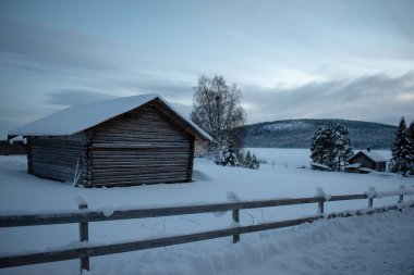 JUKASJARVI, SWEDEN - 26 Kasım 2023: İsveç 'in Jukkasjarvi kentindeki Kiruna yakınlarındaki eski köyde Noel pazarı.
