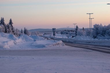 14 Aralık 2023 'te. İsveç, Laponya 'da New Kiruna' nın silüeti. Kutup gecesinde çekilmiş..