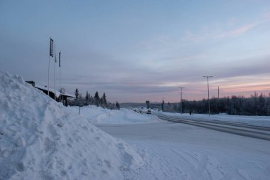 14 Aralık 2023 'te. İsveç, Laponya 'da New Kiruna' nın silüeti. Kutup gecesinde çekilmiş..