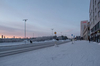 14 Aralık 2023 'te. İsveç, Laponya 'da New Kiruna' nın silüeti. Kutup gecesinde çekilmiş..