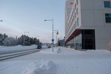 14 Aralık 2023 'te. İsveç, Laponya 'da New Kiruna' nın silüeti. Kutup gecesinde çekilmiş..