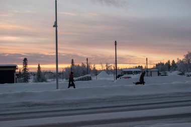 14 Aralık 2023 'te. İsveç, Laponya 'da New Kiruna' nın silüeti. Kutup gecesinde çekilmiş..