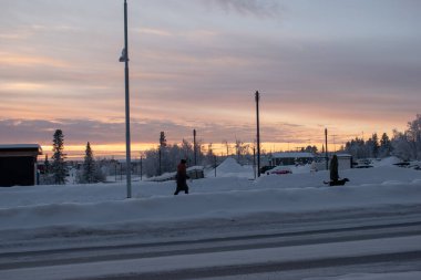 14 Aralık 2023 'te. İsveç, Laponya 'da New Kiruna' nın silüeti. Kutup gecesinde çekilmiş..