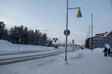 14 Aralık 2023 'te. İsveç, Laponya 'da New Kiruna' nın silüeti. Kutup gecesinde çekilmiş..