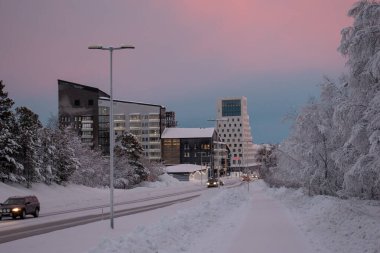 14 Aralık 2023 'te. İsveç, Laponya 'da New Kiruna' nın silüeti. Kutup gecesinde çekilmiş..