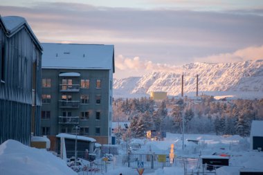 14 Aralık 2023 'te. İsveç, Laponya 'da New Kiruna' nın silüeti. Kutup gecesinde çekilmiş..