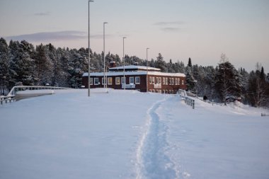 14 Aralık 2023 'te. İsveç, Laponya 'da New Kiruna' nın silüeti. Kutup gecesinde çekilmiş..