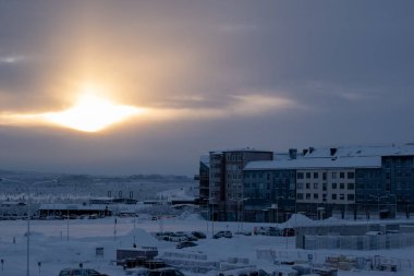 14 Aralık 2023 'te. İsveç, Laponya 'da New Kiruna' nın silüeti. Kutup gecesinde çekilmiş..