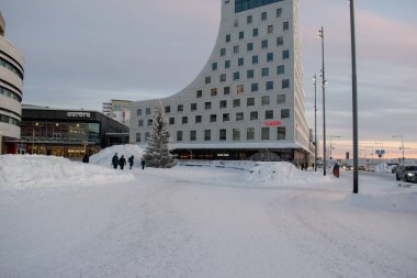 14 Aralık 2023 'te. İsveç, Laponya 'da New Kiruna' nın silüeti. Kutup gecesinde çekilmiş..