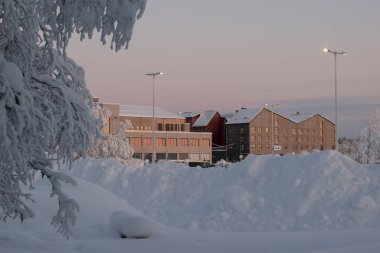 14 Aralık 2023 'te. İsveç, Laponya 'da New Kiruna' nın silüeti. Kutup gecesinde çekilmiş..