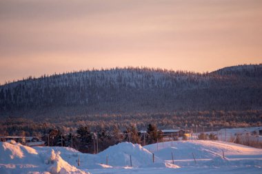 İsveç Laponya 'da kış günbatımında manzara. Kiruna, Norrbotten.