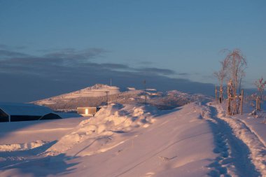 İsveç Laponya 'da kış günbatımında manzara. Kiruna, Norrbotten.