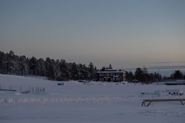 İsveç Laponya 'da kış günbatımında manzara. Kiruna, Norrbotten.