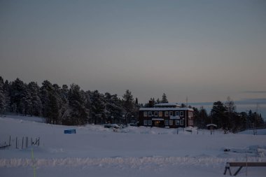 İsveç Laponya 'da kış günbatımında manzara. Kiruna, Norrbotten.