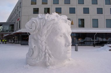 Kiruna, İsveç, 26 Ocak 2024. Kuzey İsveç 'te, Kiruna' nın karlı merkezinde bir meydanda sanat, buz heykeller..